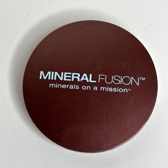 Mineral Fusion Pressed Powder Foundation Cool 1 0.32 oz / 9g Compact Light Shade - Picture 2 of 3